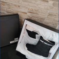 stivaletti love moschino