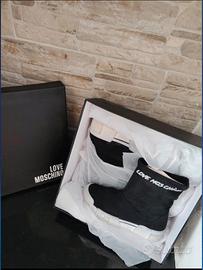 stivaletti love moschino