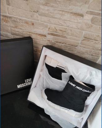 stivaletti love moschino