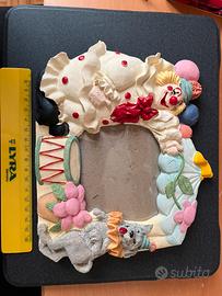 Cornice pagliaccio e cane