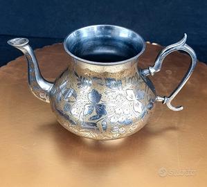Teiera orientale vintage in metallo con decorazion