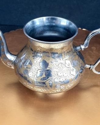 Teiera orientale vintage in metallo con decorazion