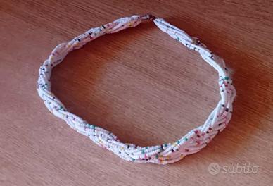 collana con perline colorate fatta a mano