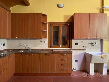 Cucina in legno e marmo di Carrara