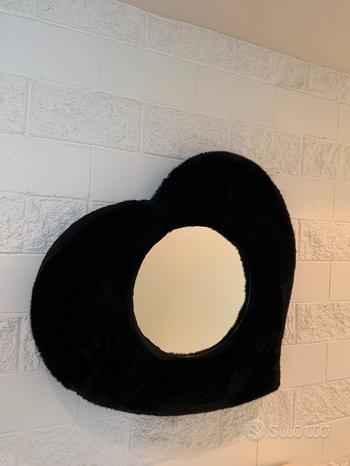 Specchio a forma di cuore in eco-pelliccia nera