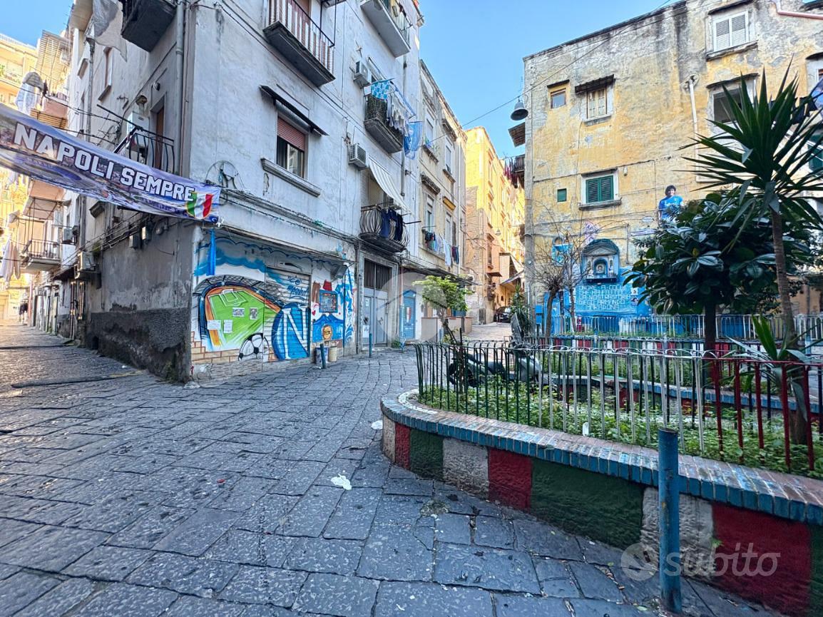 3 LOCALI A NAPOLI - Vista 2