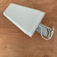 Antenna direzionale banda larga per telefonia
