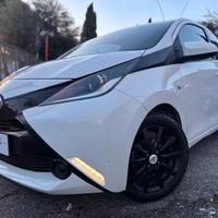 Toyota Aygo 1.0 VVT-i 69 CV 5 porte x-play *NEOPAT