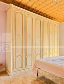 armadio vintage color beige con ante fiori pastell