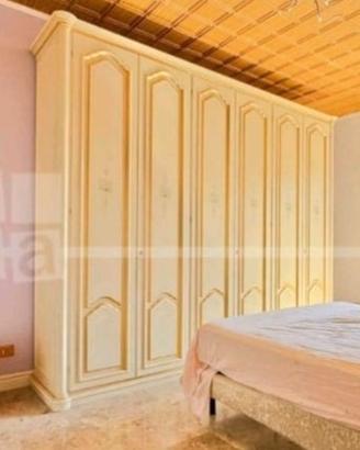 armadio vintage color beige con ante fiori pastell