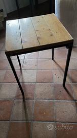 Tavoli con piano in legno, metallo oltre a sedie