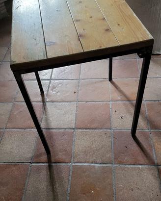 Tavoli con piano in legno, metallo oltre a sedie
