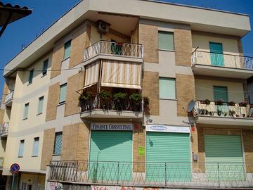 In zona centrale, ampio appartamento