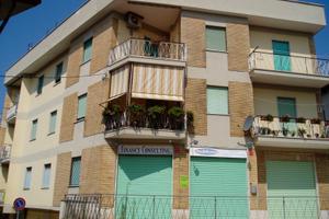 In zona centrale, ampio appartamento