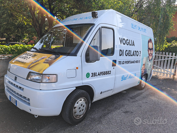 Furgone del gelato itinerante