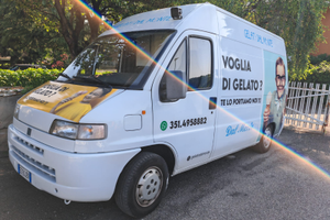 Furgone del gelato itinerante