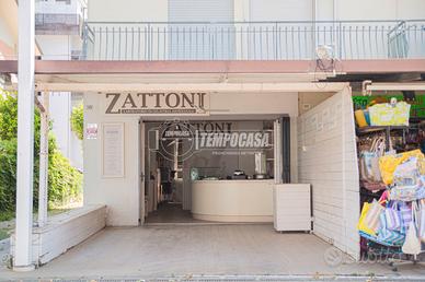 LOCALE COMMERCIALE A DUE PASSI DAL MARE