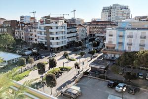 Elegante, in centro con terrazzo e posto auto