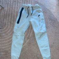 Nike tech parte sotto