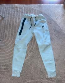 Nike tech parte sotto