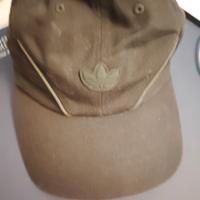 cappello con visiera Adidas.