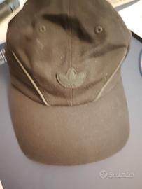 cappello con visiera Adidas.