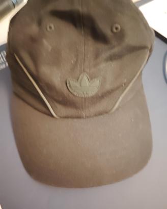 cappello con visiera Adidas.