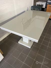 Tavolo laccato lucido