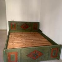 Letto in legno dipinto con decori tirolesi