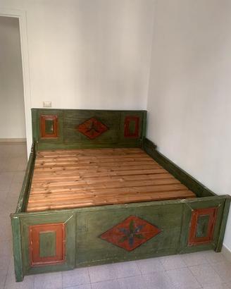 Letto in legno dipinto con decori tirolesi