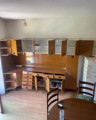 Cucina vintage grande con misure generose