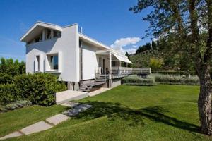 Villa di 345 m² con box auto a Massarosa