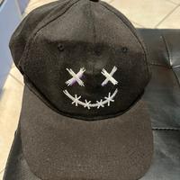 Cappellino nero street style con ricamo faccina