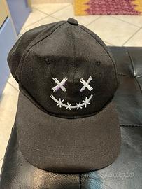 Cappellino nero street style con ricamo faccina