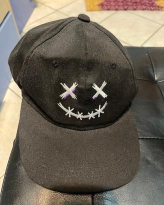 Cappellino nero street style con ricamo faccina
