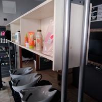 Mobile portaoggetti e faretti zona lavatesta