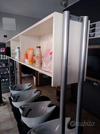 Mobile portaoggetti e faretti zona lavatesta