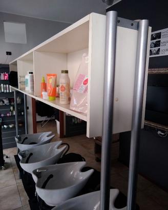 Mobile portaoggetti e faretti zona lavatesta