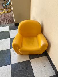Poltrona bimbo in plastica
