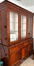 Vetrina in legno con mensole in vetro.