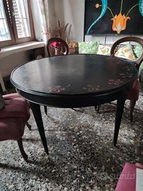 Tavolo rotondo e quattro sedie