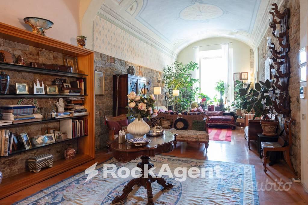 Appartamento di 292 m² con più di 5 locali e box a