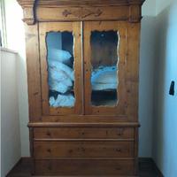 Antico Armadio in legno massiccio con due cassetti