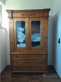 Antico Armadio in legno massiccio con due cassetti