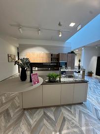 Cucina con isola – completa di elettrodomestici