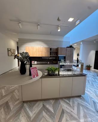 Cucina con isola – completa di elettrodomestici