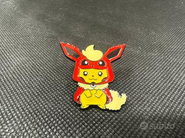 Spilla Pokémon Pikachu con costume Flareon