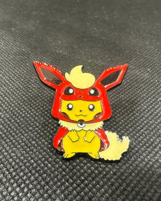 Spilla Pokémon Pikachu con costume Flareon