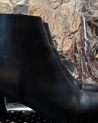 Stivaletti neri design elegante tacco cilindrico