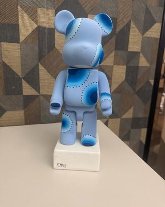 Statua azurra orso